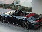 A versão Cabriolet do novo Porsche 911 Turbo S híbrido 2026 traz capota retrátil e acabamento interno em vermelho marcante.