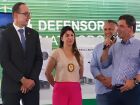 O prefeito de Maracaju, Marcos Calderan, fala ao público durante evento da Defensoria Pública, acompanhado por autoridades estaduais, entre elas o secretário de Governo, Frederico Felini.