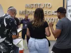 Famílias se cadastram para reconhecer corpos no IML do Rio