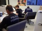 Agentes da PF e da Receita Federal vasculhas escritório de alvo da Operação Colossus: esquema movimentou R$ 61 bilhões 