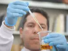 SES-RJ descarta metanol em mais 4 casos suspeitos. Apenas dois ainda estão sob investigação. Alerta à população continua com orientações sobre sintomas e importância do atendimento médico imediato.