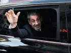O ex-presidente francês Nicolas Sarkozy acena para seus apoiadores ao deixar sua residência para se apresentar à Prisão de La Santé para cumprir uma pena de cinco anos de prisão