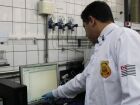 Análise em laboratório pe utilizada para encontrar indícios de adulteração nas garrafas 