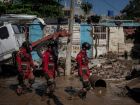 No domingo, 12, 39 pessoas seguiam desaparecidas. Na imagem, equipes de resgate trabalham numa rua em Poza Rica após inundação. 