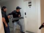 Policiais civis durante cumprimento de mandado em um dos imóveis; 27 endereços foram alvos da operação.