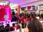 Inca promove desfile com pacientes em tratamento no Outubro Rosa; Elisângela Torres celebra força e diagnóstico precoce.