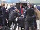 O presidente Donald Trump fala com repórteres antes de embarcar no Air Force One, neste domingo, 12 de outubro de 2025, na Base Conjunta Andrews, em Maryland, a caminho do Oriente Médio 
