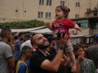 Palestinos celebram o anúncio de um acordo de cessar-fogo entre Israel e o Hamas na Faixa de Gaza.
