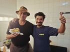 Chef Felipe Lourenço realiza sonho ao encontrar Almir Sater com hambúrguer inspirado no cantor.
