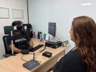 Servidora do Detran-MS ajuda mulheres durante renovação da CNH com o blazer preto da empatia