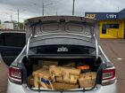 Polícia apreendeu cerca de 300 kg de maconha dentro de veículo alugado; suspeito foi levado à DEPAC de Dourados.