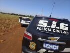 Viatura da Polícia Civil ao lado do veículo recuperado em área de chácara