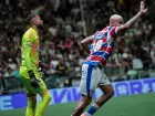 Deyverson celebra um de seus três gols na Arena MRV, frustrando a festa do Atlético-MG e de Hulk