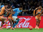 David Neres marca 2 vezes, e Napoli vence Atalanta para dormir na liderança do Italiano