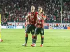 Lucas Hauber e Renzo López comemoram gol do Vitória