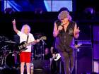 Angus Young e Brian Johnson em apresentação recente do AC/DC durante a 'Power Up Tour'