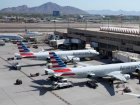 Aviões da companhia aérea American Airlines no aeroporto internacional de Phoenix, no Arizona, nos EUA, em 24 de dezembro de 2024. 