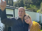 Bruce Willis ao lado da filha; ator foi diagnosticado com demência frontotemporal 