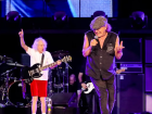 Angus Young e Brian Johnson em apresentação recente do AC/DC durante a 'Power Up Tour' 