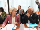 A presidente da Comissão Europeia, Ursula von der Leyen e o presidente do Conselho Europeu, António Costa, aguardam o início da Cúpula Social Tripartite, em 22 de outubro de 2025 