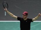 Jannik Sinner comemora o título do Masters 1000 de Paris e o retorno ao topo do ranking mundial