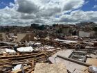 Detentos participam da reconstrução de Rio Bonito do Iguaçu após tornado destruir 90% da cidade; governo promete 320 casas emergenciais.