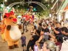 A tradicional Parada Natalina e a Família Rena voltam a encantar o público na Praça Ary Coelho, que será o palco principal do Natal dos Sonhos 2025.