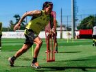Pedro participa de parte do treino no Ninho e pode reforçar o Flamengo na final da Libertadores.