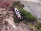Ônibus caiu em ribanceira de mais de 200 metros após colisão na rodovia Panamericana Sul, no Peru.