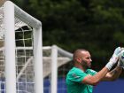 Goleiro Weverton treina com bola pela primeira vez após lesão na mão e inicia fase de readaptação no Palmeiras