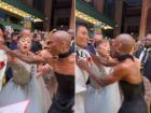Momento em que o fã invade o tapete, agarra Ariana Grande e é afastado por Cynthia Erivo 