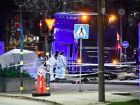 Ônibus fora de operação avançou sobre ponto em Estocolmo; autoridades confirmam mortos e feridos.