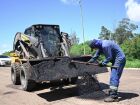 Equipes atuam desde as primeiras horas do dia na recuperação do asfalto e prevenção de alagamentos em Campo Grande