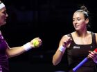 Luisa Stefani e Timea Babos celebram vitória de virada sobre as atuais campeãs e garantem vaga inédita na semifinal do WTA Finals, em Riad.