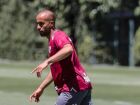 Lucas Moura, do São Paulo, sofre com dores no joelho e deve ficar fora do restante da temporada de 2025.