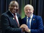 Lula e Cyril Ramaphosa durante reunião bilateral em Joanesburgo: foco no comércio e na cooperação entre os países.
