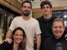 Faustão e a família nas comemorações do aniversário de 24 anos de casamento do apresentador com a jornalista Luciana Cardoso
