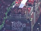 Multidão acompanha o desfile do Flamengo em comemoração ao tetracampeonato da Libertadores no centro do Rio