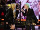 Avril Lavigne, à esquerda, canta ao lado de Cyndi Lauper durante a cerimônia do Hall da Fama do Rock 2025 