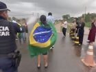 Confusão em frente à sede da PF terminou com uso de spray de pimenta pela PM; Bolsonaro segue preso no local.