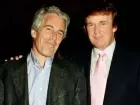 Retrato do financista americano Jeffrey Epstein (à esquerda) e do então incorporador imobiliário Donald Trump enquanto posam juntos na propriedade Mar-a-Lago, Palm Beach, Flórida, 1997.