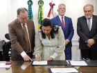 Sandra Artioli assina termo de posse como nova desembargadora do TJMS nesta quarta-feira (5), em Campo Grande.