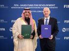 A esquerda Sultan bin Abdulrahman Al-Marshad, CEO da SFD, ao lado de Gianni Infantino, presidente da Fifa