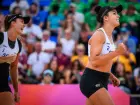 Duplas brasileiras celebram classificação para as semifinais do Mundial de vôlei de praia, na Austrália.