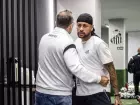 Alexandre Mattos abraça Neymar antes de jogo do Santos.