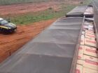 Cigarros contrabandeados estavam escondidos sob lona, junto a carga de minério, em caminhão interceptado na BR-262.