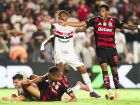 Expulsão de Plata (à direita) mudou o jogo e permitiu que São Paulo buscasse o empate após sofrer virada