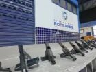 Mulher é presa com 30 pistolas que seriam entregues ao Comando Vermelho no Complexo do Alemão 