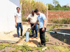 Técnico realizando medição em poço tubular ou cisterna em área rural de Mato Grosso do Sul