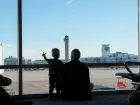 Passageiros em aeroporto de Denver, nos EUA  